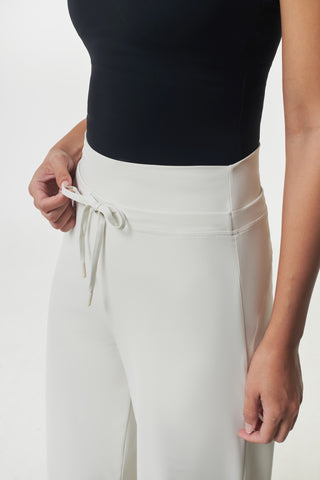 Curve Jogger in Eggshell