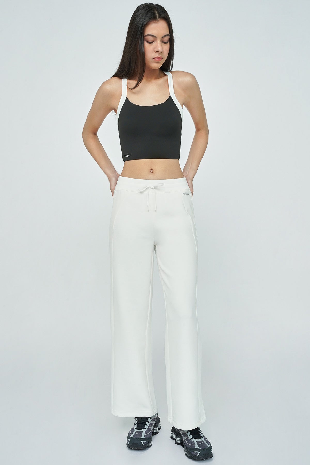 SlimStraightPantsWhite2_978f7a1e-d734-4a10-b858-c3dcd98fc9ff.jpg