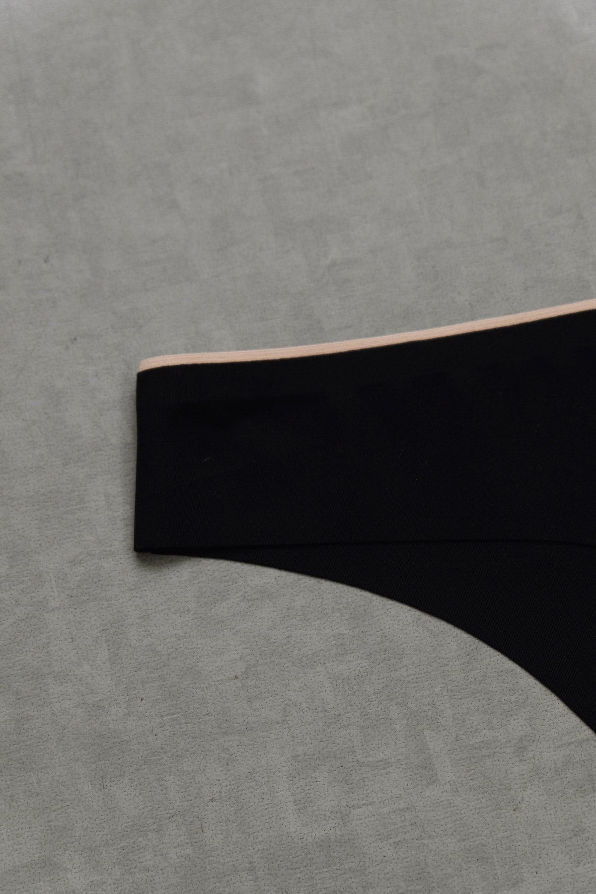 Invisible Seamless Thong in Black